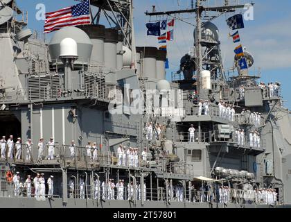 US-Navy-Seeleute an Bord eines Lenkraketenkreuzers der Ticonderoga-Klasse USS Lake Erie (CG 70) bemannen die Schienen, als das Schiff nach einem viermonatigen Einsatz im Westpazifik zur Unterstützung der Navy nach Hause zurückkehrt^rsq.jpg Stockfoto