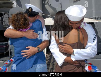 US-Marineschiffe an Bord des Lenkraketenkreuzers USS Lake Erie (CG 70) der Ticonderoga-Klasse begrüßen ihre Familien nach einem viermonatigen Einsatz im Westpazifik zur Unterstützung der Navy 7th.jpg Stockfoto