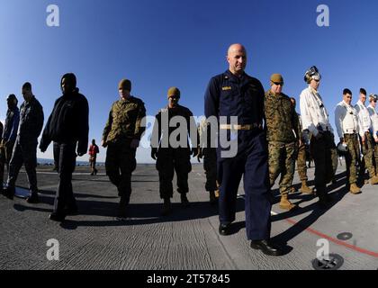 US Navy-Seeleute und Marines führen einen Fremdkörperrückstand durch, bevor sie an Bord des amphibischen Angriffs shi.jpg fliegen Stockfoto