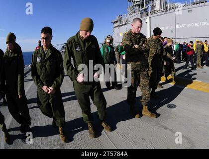 US Navy-Seeleute und Marines führen einen Fremdkörperrückstand durch, bevor sie an Bord des amphibischen Angriffs shi.jpg fliegen Stockfoto