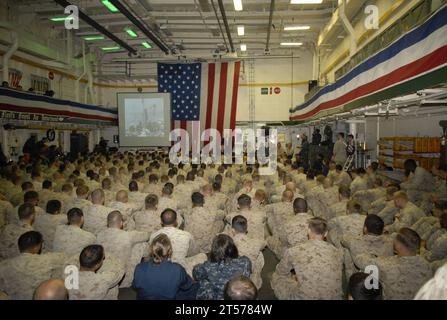 Seeleute und Marines der US Navy an Bord des amphibischen Transportdocks USS Green Bay (LPD 20) lauschen als Gastredner Stockfoto