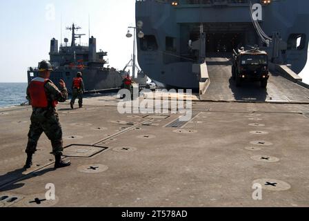 Die US-Navy-Seeleute stellten das Amphibische Baubataillon (ACB) 1 und Soldaten der 45. Nachhaltigkeitsbrigade und dem 3. Brigade Combat Team der 25. Infanterie-Division, die Vorräte und equi.jpg abtransportieren Stockfoto