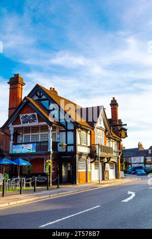 Außenansicht des Feathers Pub in Merstham, Surrey, England Stockfoto