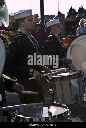 US Navy-Seeleute, die der Navy Band Northwest zugeordnet sind, treten während eines Veteran's Day parade.jpg auf Stockfoto