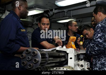 Die US-Navy-Seeleute wurden der Abteilung für die Wartung der Flugzeuge an Bord des Flugzeugträgers USS Carl V.jpg der Nimitz-Klasse zugewiesen Stockfoto