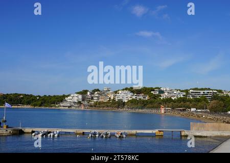 Blick auf die Bucht, die Stadt und den Strand, im Kavouri Resort Gebiet in Vouliagmeni, Griechenland Stockfoto