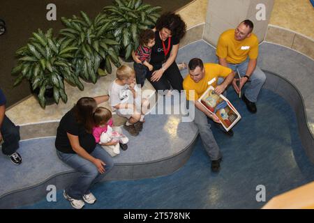 US Navy-Seeleute, die dem Navy Operational Support Center zugeteilt wurden, lasen Kindern im Ronald McDonald House während einer Cincinnati Na.jpg vor Stockfoto