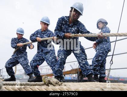 US-Navy-Seeleute bewegen sich um eine Anlegestelle an der Vorhalle der USS Germantown.jpg Stockfoto