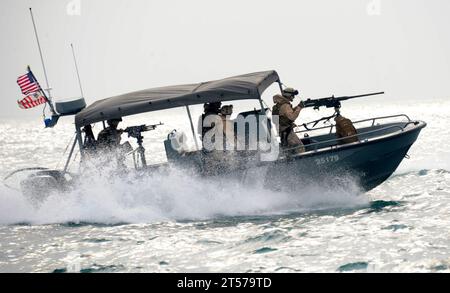 US-Navy-Seeleute patrouillieren auf der harbor.jpg. Marinebasis Kuwait Stockfoto