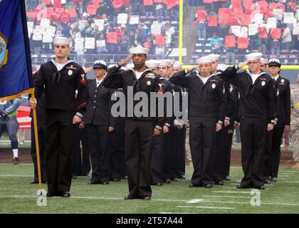 Die US-Navy-Seeleute grüßen während der Nationalhymne während eines Football-Spiels im Century Link Field AS the.jpg Stockfoto