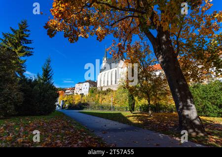 Stadtpark in Cesky Krumlov im Herbst. Stockfoto