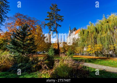 Stadtpark in Cesky Krumlov im Herbst. Stockfoto