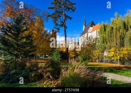 Stadtpark in Cesky Krumlov im Herbst. Stockfoto