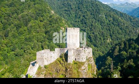ZIL Castle. Historisches Schloss in Rize, Türkei. Mittelalterliche Burg im Firtina-Tal. Luftaufnahme Stockfoto