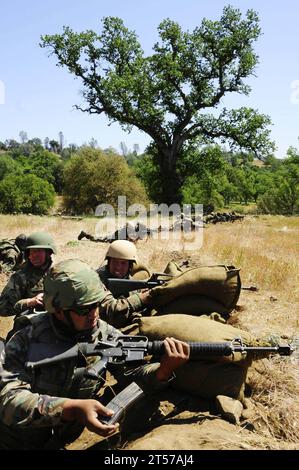 DIE US Navy Seabees, die dem Naval Mobile Construction Battalion (NMCB) 22 zugewiesen sind, stoßen einen simulierten feindlichen Angriff während der Operation Duel 2009.jpg ab Stockfoto