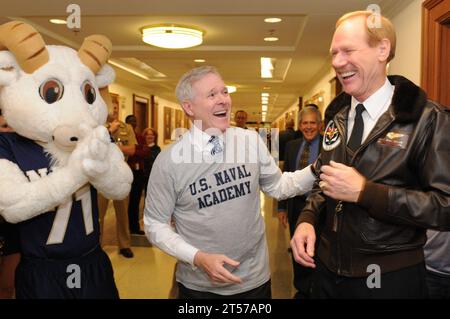 US Navy Secretary of the Navy (SECNAV) der ehrenwerte Ray Mabus, Zentrum, und Vize ADM Michael Miller, Superintendent der U.S.jpg Stockfoto