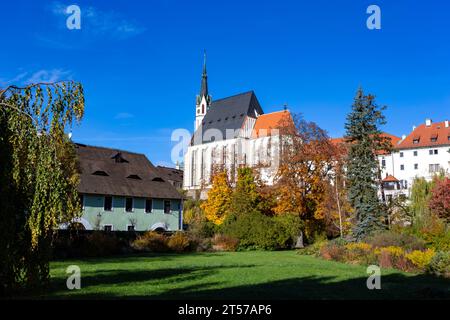 Stadtpark in Cesky Krumlov im Herbst. Stockfoto