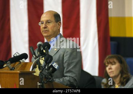 US Navy Secretary of the Navy (SECNAV), der ehrenwerte Dr. Donald C. Winter, gibt bekannt, dass der nächste Raketenzerstörer der Arleigh-Burke-Klasse den Namen tragen wird Stockfoto