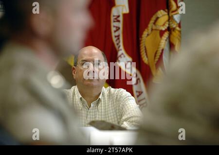 US Navy Secretary of the Navy (SECNAV) der ehrenwerte Dr. Donald C. Winter wird über aktuelle Probleme informiert, die Marine Corps Air Station.jpg betreffen Stockfoto