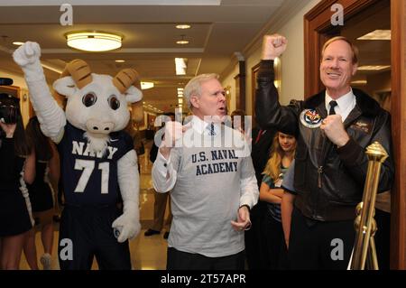 US Navy Secretary of the Navy (SECNAV) der ehrenwerte Ray Mabus, Zentrum, und Vize ADM Michael Miller, Superintendent der U.S.jpg Stockfoto