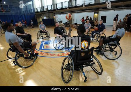 Mitglieder des US Navy Service aus allen Bereichen des Militärs nehmen an einer Wundeten Krieger-Rollstuhl-Basketball-Ausstellung auf the.jpg Teil Stockfoto