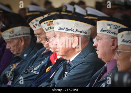 Die Überlebenden der US Navy des japanischen Angriffs auf Pearl Harbor am 7. Dezember 1941 versammeln sich während einer Gedenkfeier in Pearl Harbor am Joint E.jpg Stockfoto