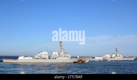 US Navy die Arleigh-Burke-Klasse-Raketenzerstörer USS Jason Dunham (DDG 109) links und USS Winston S. Churchill (DDG 8.jpg) Stockfoto