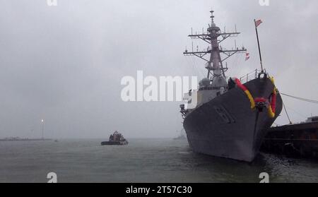 US Navy der Raketenzerstörer USS Ramage (DDG 61) kommt auf der Marinestation Norfolk.jpg an Stockfoto