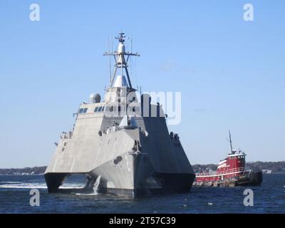 US Navy das Küstenkampfschiff USS Independence (LCS 2) durchquert Narragansett Bay.jpg Stockfoto