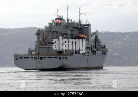 US Navy das militärische Sealift Command Trockenfracht- und Munitionsschiff USNS Robert E. Peary (T-AKE-5) verlässt die Marathi NATO Pier.jpg Stockfoto