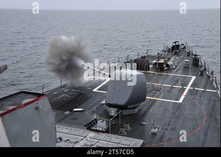 US Navy das 5-Zoll-Geschütz MK 45 an Bord des Lenkraketenzerstörers USS Porter (DDG 78) wird während einer Übung fire.jpg abgefeuert Stockfoto