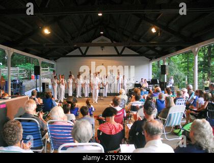 US Navy die US Navy Band Sea Chanters Chor tritt Va.jpg im Lake Accotink Park in Springfield auf Stockfoto