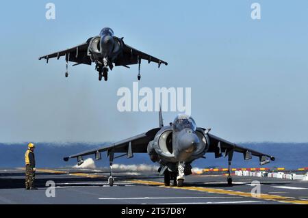 US Navy zwei AV-8B Harriers der Marine Attack Squadron (VMA) 542 führen Flugoperationen an Bord des amphibischen Angriffsschiffs US.jpg durch Stockfoto