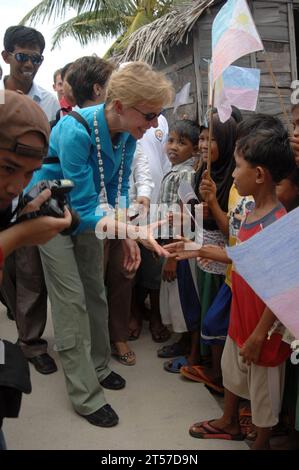 Kristie A. Kenney, Botschafter der US Navy auf den Philippinen, schüttelt Kinder im Tigtabon Barungay bei einem Besuch, um sich über den Fortschritt einer US-Agentur für internationale Entwicklung project.jpg zu informieren Stockfoto