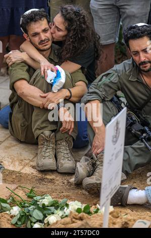 Jerusalem, Israel. November 2023. Teilnehmer an der Beerdigung von Yehonatan Yosef Brand, der im Kampf gegen Gazza getötet wurde. Quelle: Yoram Biberman/Alamy Live News. Stockfoto