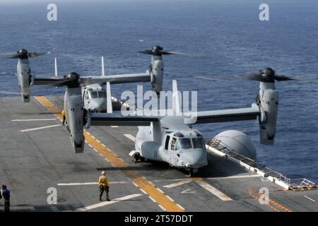 US Navy U.S. Marine Corps MV-22 Ospreys, zugewiesen zur Marine Medium Tiltrotor Squadron (VMM) 263, Marine Aircraft Group 29, bereiten sich auf das Deck des amphibischen Mehrzweckschiffs USS Wasp (.jpg Stockfoto