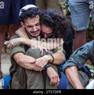 Jerusalem, Israel. November 2023. Teilnehmer an der Beerdigung von Yehonatan Yosef Brand, der im Kampf gegen Gazza getötet wurde. Quelle: Yoram Biberman/Alamy Live News. Stockfoto