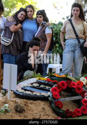 Jerusalem, Israel. November 2023. Teilnehmer an der Beerdigung von Yehonatan Yosef Brand, der im Kampf gegen Gazza getötet wurde. Quelle: Yoram Biberman/Alamy Live News. Stockfoto