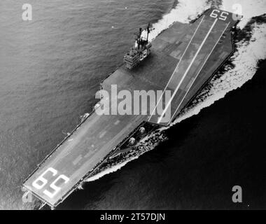 Die US Navy USS Forrestal (CVA-59) läuft an den Versuchen 1955.jpg Stockfoto