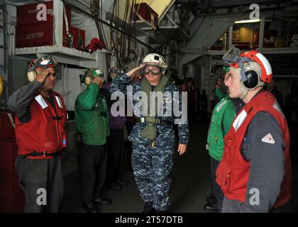 Gerald R. Beaman, Kommandeur der 3. US-Flotte, durchquert Regenbogenbegleiter, während er die guided-missil.jpg verlässt Stockfoto