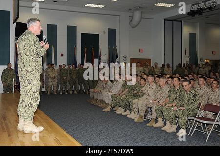 Mark Fox, Kommandeur des Zentralkommandos der US Navy, spricht mit den Seeleuten und Marines.jpg Stockfoto