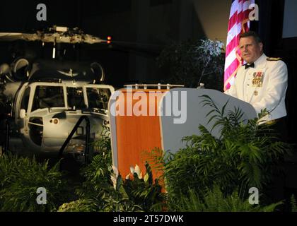 William Gortney, Direktor, Joint Staff, hält während der Hundertjahrfeier des Marinefliegerballs auf dem V.jpg Stockfoto