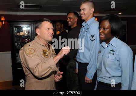 William Gortney, Commander, 5. US-Flotte, links, macht Witze mit dem Soldaten des Schiffes Stockfoto