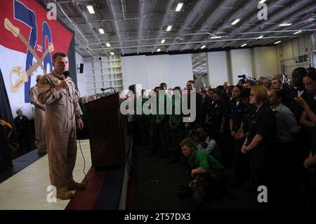 William Gortney, Kommandeur der 5. US-Flotte, spricht mit Seeleuten an Bord des Flugzeugträgers USS Ronald Reagan (CVN 76).jpg Stockfoto