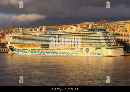 Das große deutsche Kreuzfahrtschiff „AidaNova“, das im April 2022 in Santa Cruz, Teneriffa, Kanarische Inseln, vor Anker gebracht wurde. Stockfoto