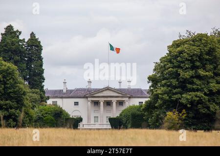 Áras an Uachtaráin ist die offizielle Residenz des irischen Präsidenten in Phoenix Park, Dublin. Es ist ein herrliches georgianisches Herrenhaus mit einem Stockfoto