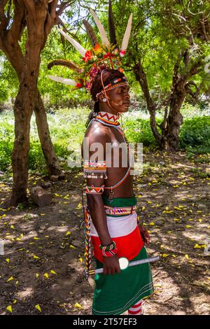 SOUTH HORR, KENIA – 12. FEBRUAR 2020: Junger Mann des Samburu-Stammes, der nach seiner Beschneidungszeremonie einen farbenfrohen Kopfschmuck aus Straußenfedern trägt. Stockfoto