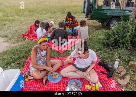 MASAI MARA, KENIA - 19. FEBRUAR 2020: Teilnehmer einer Safari mit Mittagessen im Masai Mara National Reserve, Kenia Stockfoto