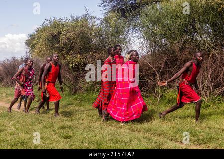 MASAI MARA, KENIA - 20. FEBRUAR 2020: Masai People führen ihren Jumping Dance in Kenia auf Stockfoto
