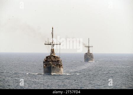 USS Gladiator (MCM 11), USS Scout (MCM 8), USS Truxtun (DDG 103); George H.W. Bush Carrier Strike Group; Zerstörer, USS Truxtun (DDG 103); George H.W. Bush Carrier Strike Group; Minen-Gegenmassnahmenschiff Stockfoto